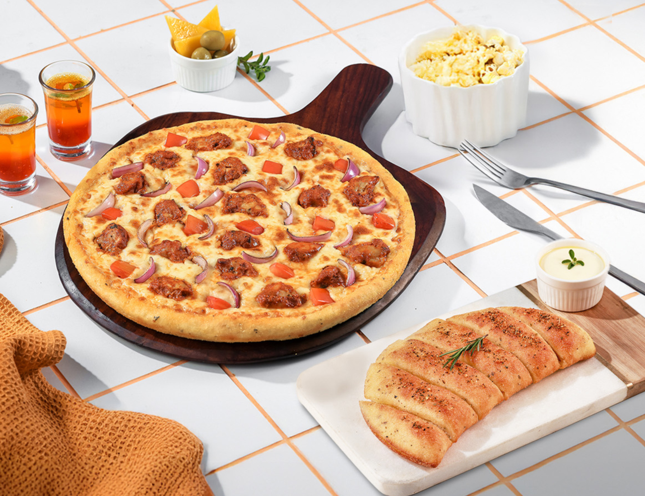 Tandoori Chicken Pizza [Big 10"] + Garlic Bread & Cheesy Dip