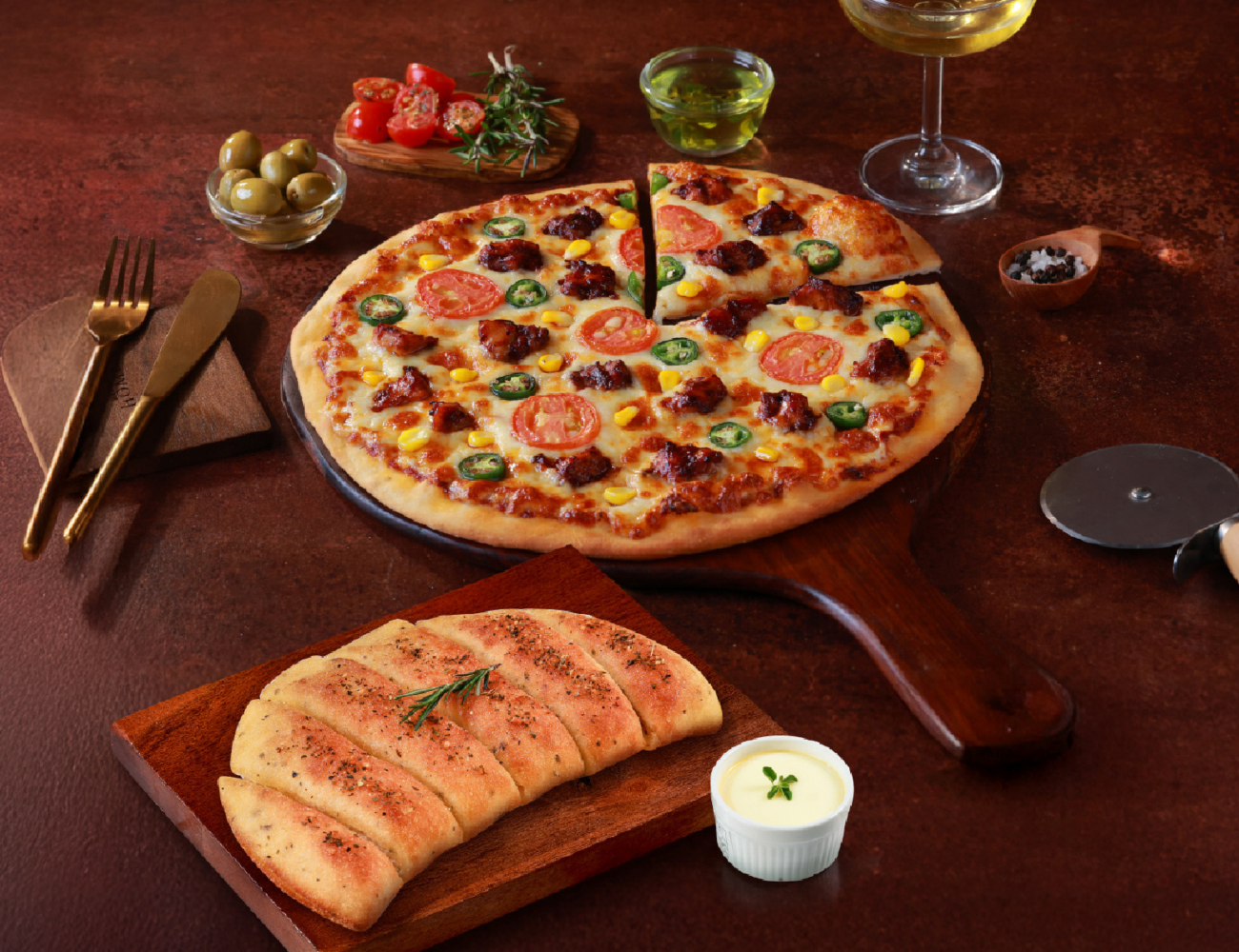 BBQ Chicken Pizza [10" Large] + Garlic Bread & Cheesy Dip