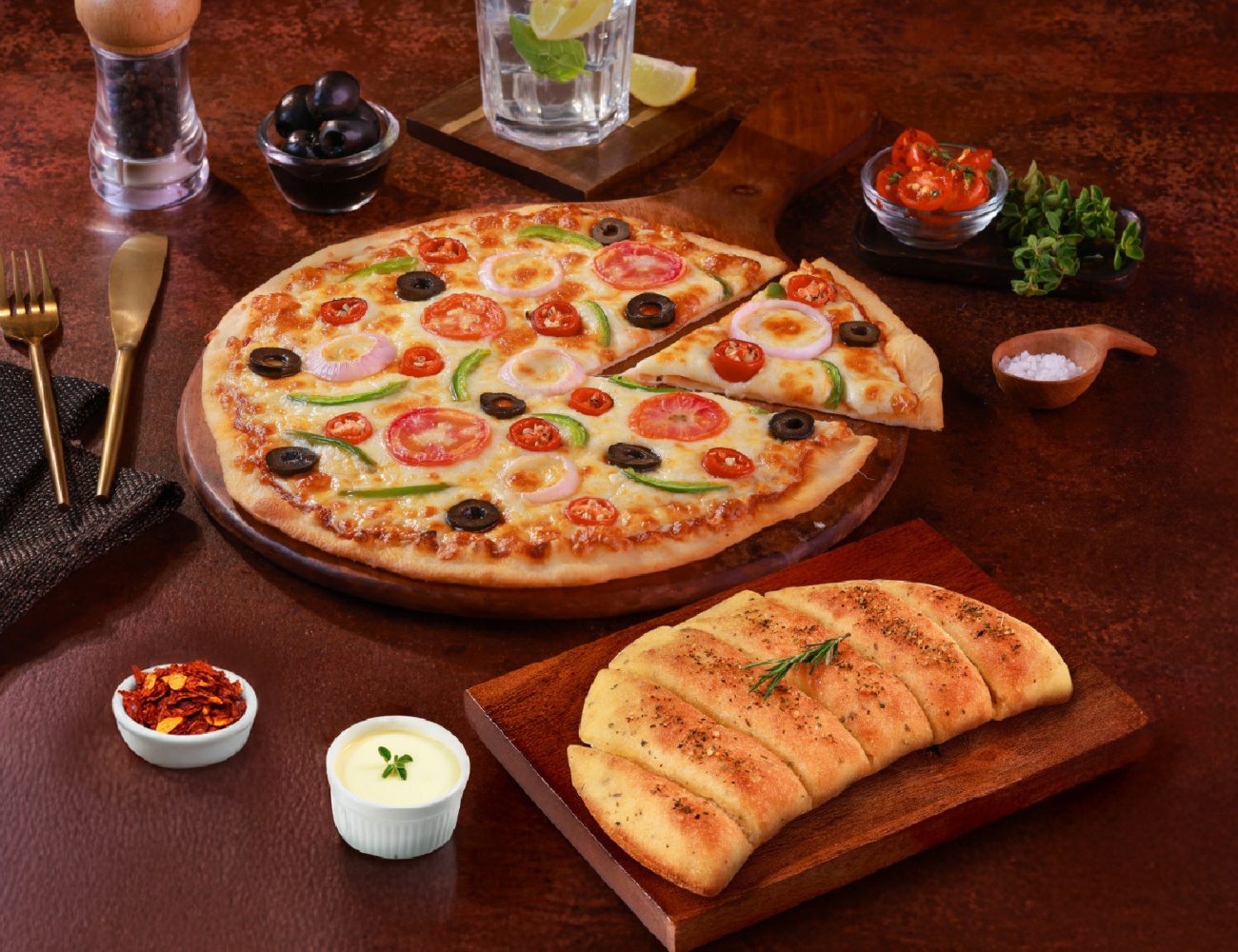 Planet Green Pizza [10" Large] + Garlic Bread & Cheesy Dip