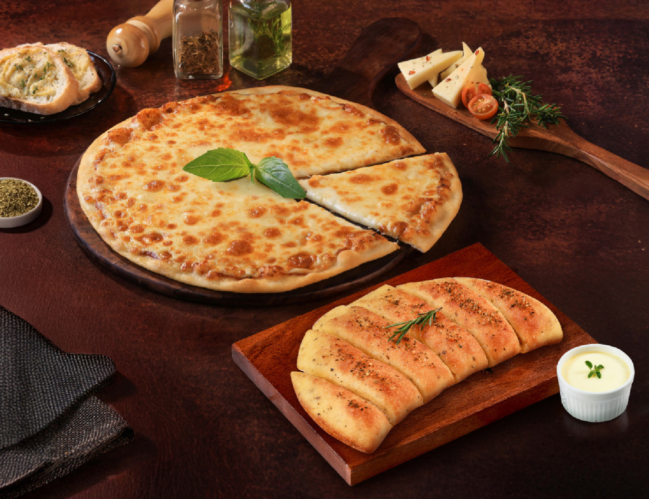 Cheese Lover's Pizza [7" Regular]+ Garlic Bread & Cheesy Dip